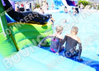 Надувной аквапарк на земле «Морская Вечеринка» - Аквапарки. Цена:28250 руб. ширина:24.2 м, длина:25.6 м, высота:7.5 м, вес: