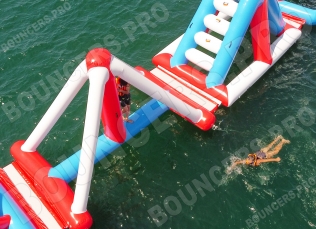 Надувной аквапарк на воде «Риф 6» - Аквапарки. Цена:36500 руб. ширина:17 м, длина:49 м, высота:4.2 м, вес:1810 кг
