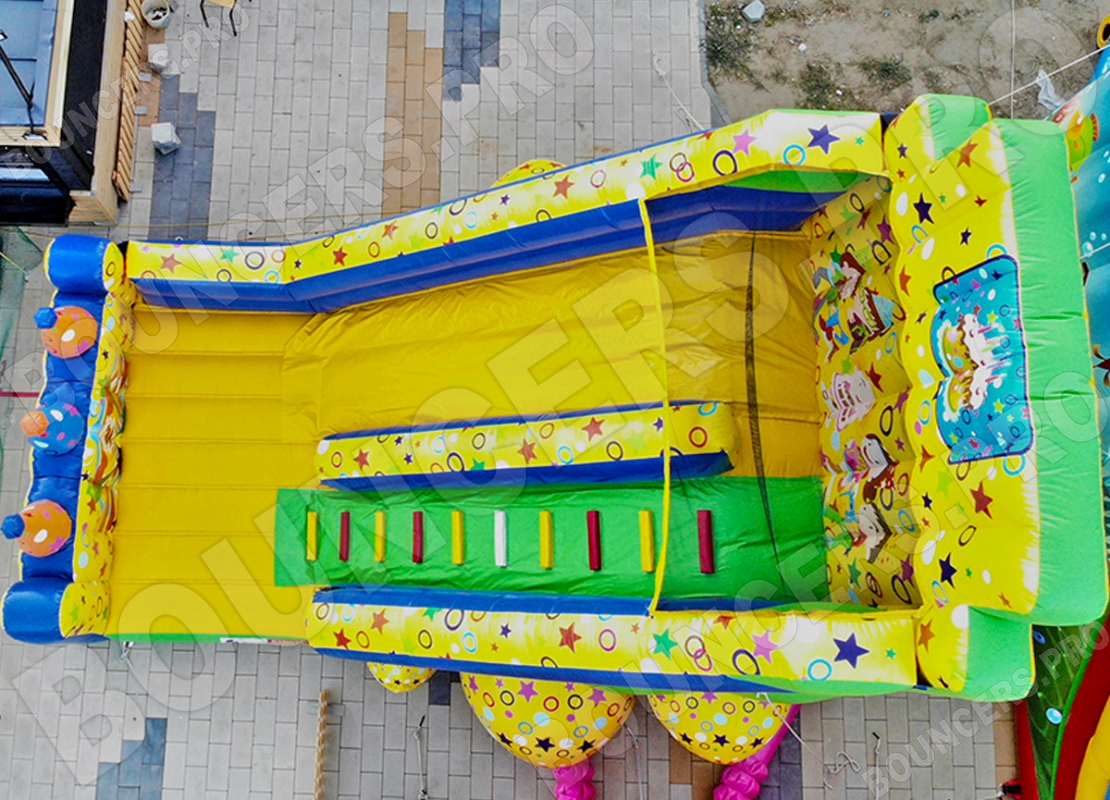 Надувная горка «Тортик для Детей» - Батуты. Цена:2700 руб. ширина:3.6 м, длина:6.4 м, высота:6.0 м, вес:160 кг